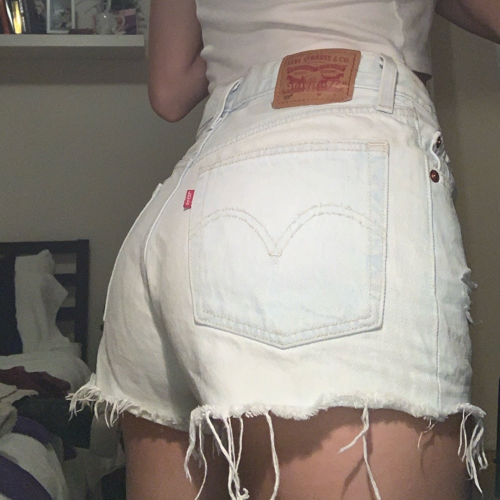 LIGHTWASH LEVI SHORTS